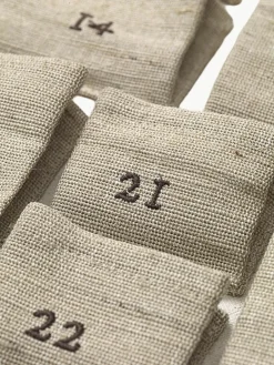ferm LIVING Adventskalender Pine aus Baumwolle und Jute