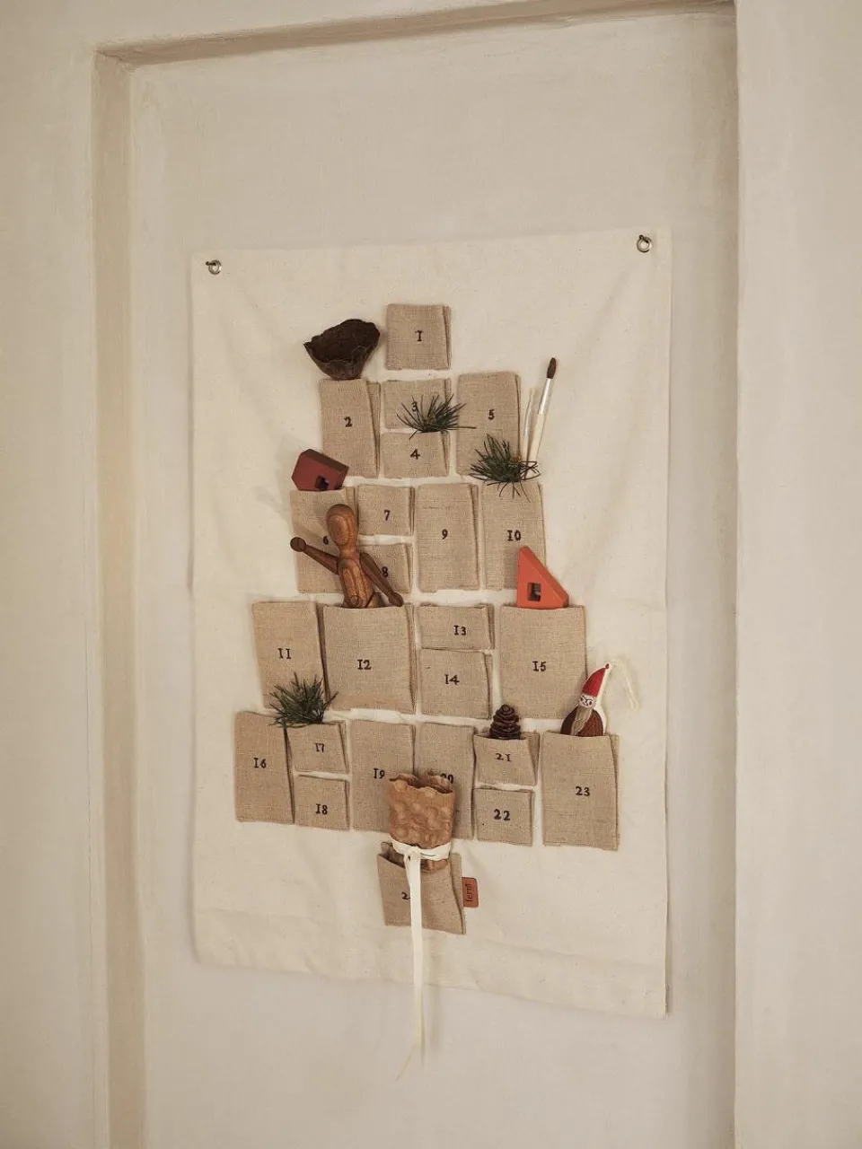 ferm LIVING Adventskalender Pine aus Baumwolle und Jute