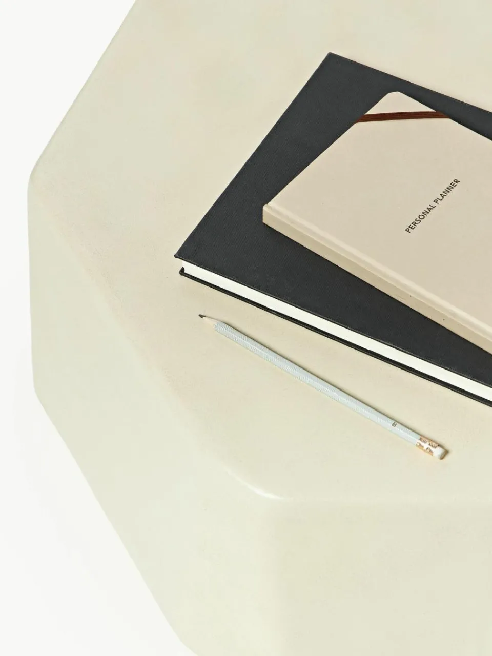 ferm LIVING Beton-Couchtisch Staffa in organischer Form