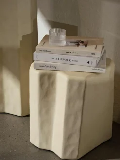 ferm LIVING Beton-Sitzhocker Staffa in organischer Form