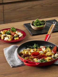 Le Creuset Bratpfanne Signature Collection aus Gusseisen mit Holzgriff
