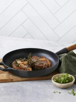 Le Creuset Bratpfanne Signature Collection aus Gusseisen mit Holzgriff