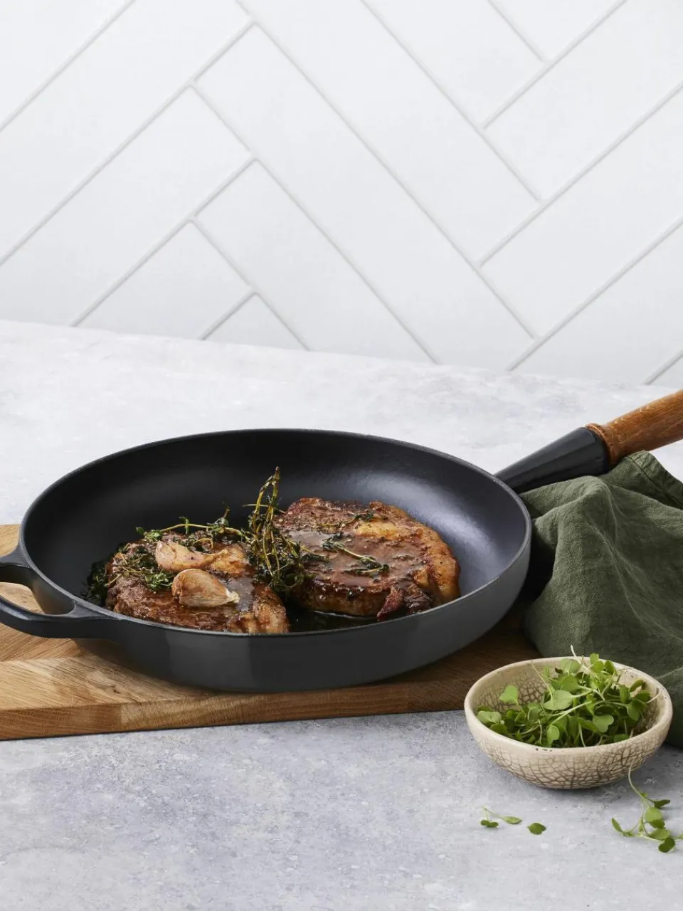 Le Creuset Bratpfanne Signature Collection aus Gusseisen mit Holzgriff