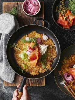 Le Creuset Bratpfanne Signature Collection aus Gusseisen mit Holzgriff