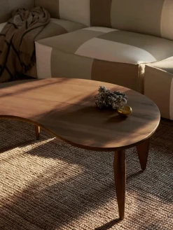 ferm LIVING Couchtisch Feve aus Walnussholz in organischer Form