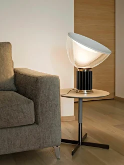 Flos Dimmbare LED-Tischlampe Taccia Small, mundgeblasen