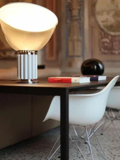 Flos Dimmbare LED-Tischlampe Taccia Small, mundgeblasen