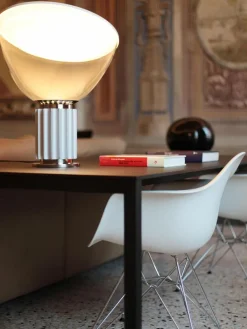 Flos Dimmbare LED-Tischlampe Taccia aus Glas, mundgeblasen