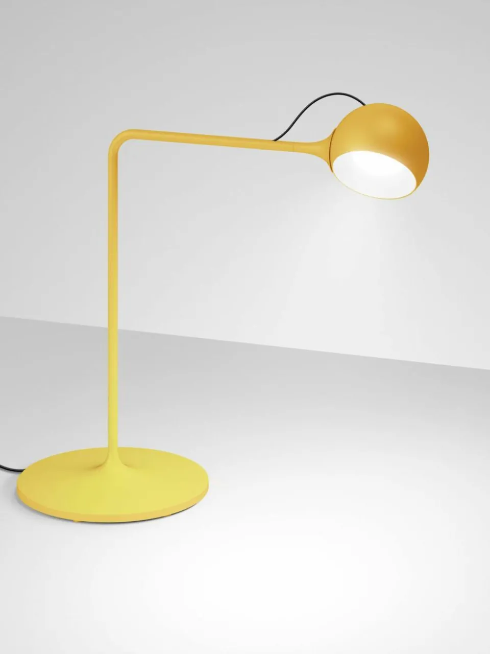 Artemide Dimmbare verstellbare LED-Schreibtischlampe Ixa