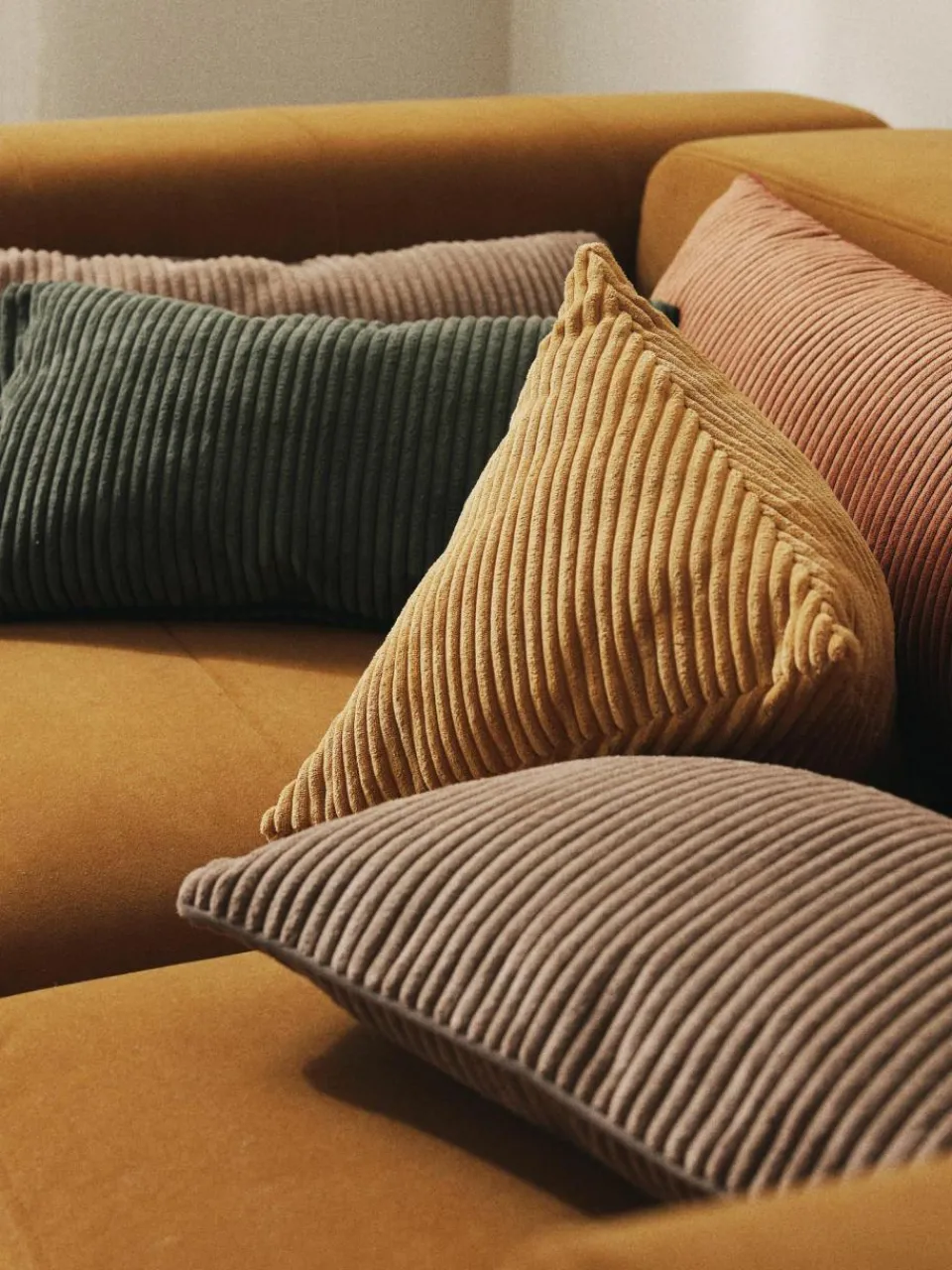 Westwing Collection Dreieckiges Cord-Kissen Kylen