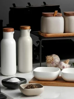 Ladelle Essig- und Öl-Spender Essentials aus Porzellan und Akazienholz, 2er-Set