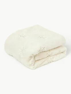 Westwing Collection Flauschige Kuscheldecke Nari mit winterlichem Motiv
