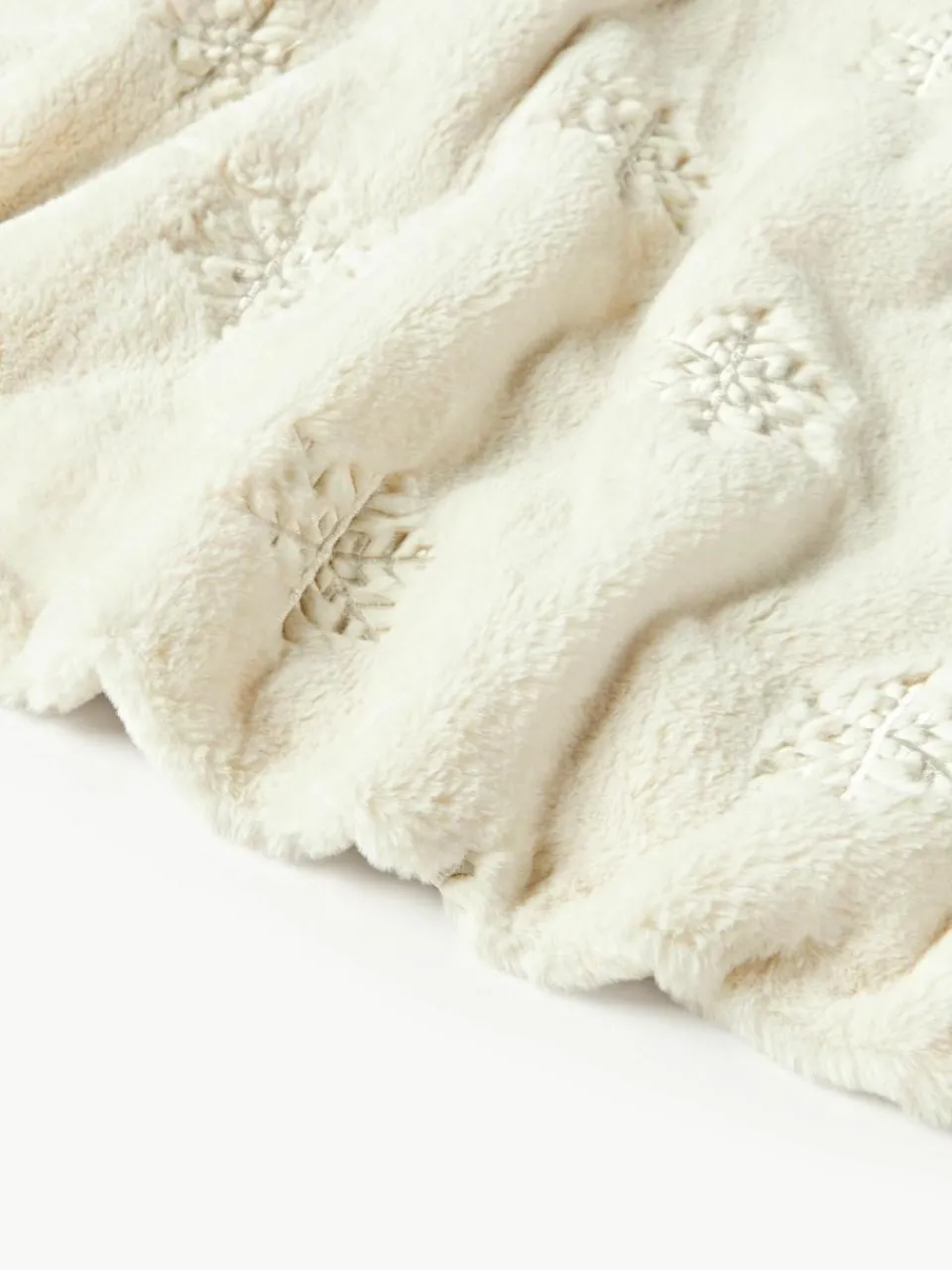 Westwing Collection Flauschige Kuscheldecke Nari mit winterlichem Motiv