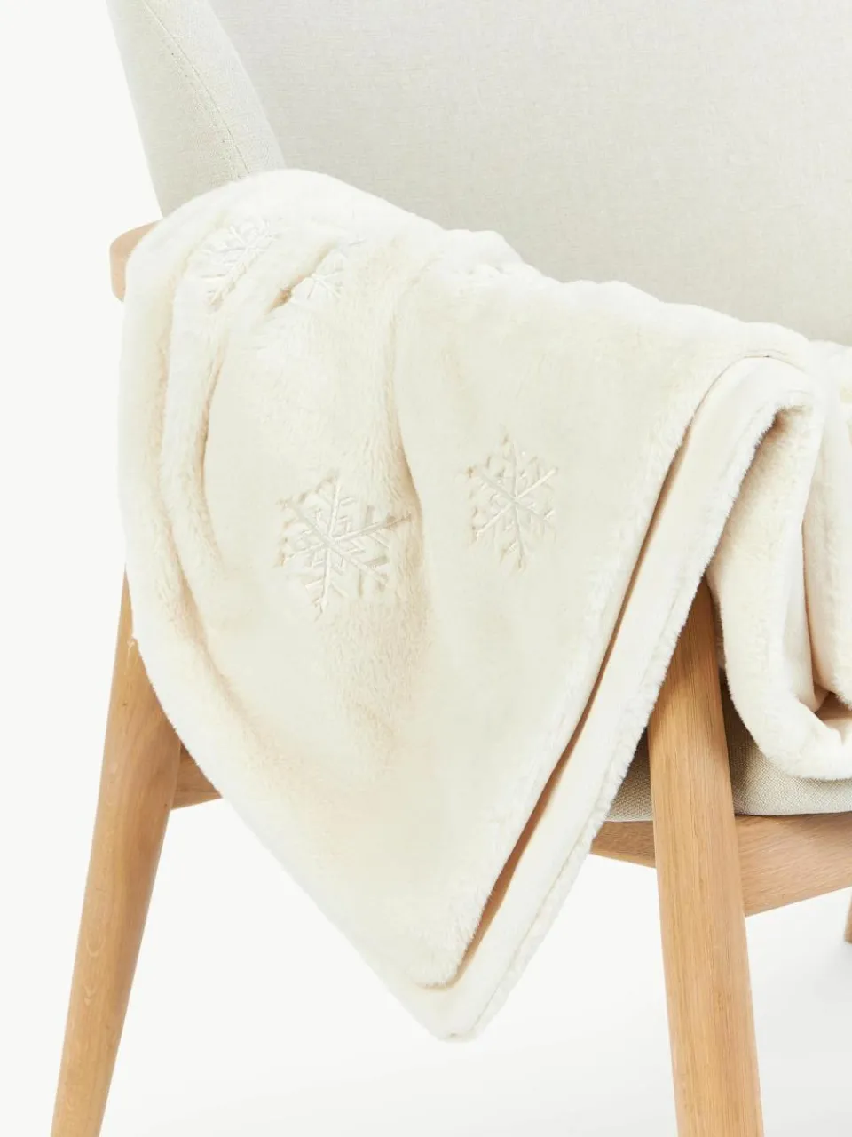 Westwing Collection Flauschige Kuscheldecke Nari mit winterlichem Motiv