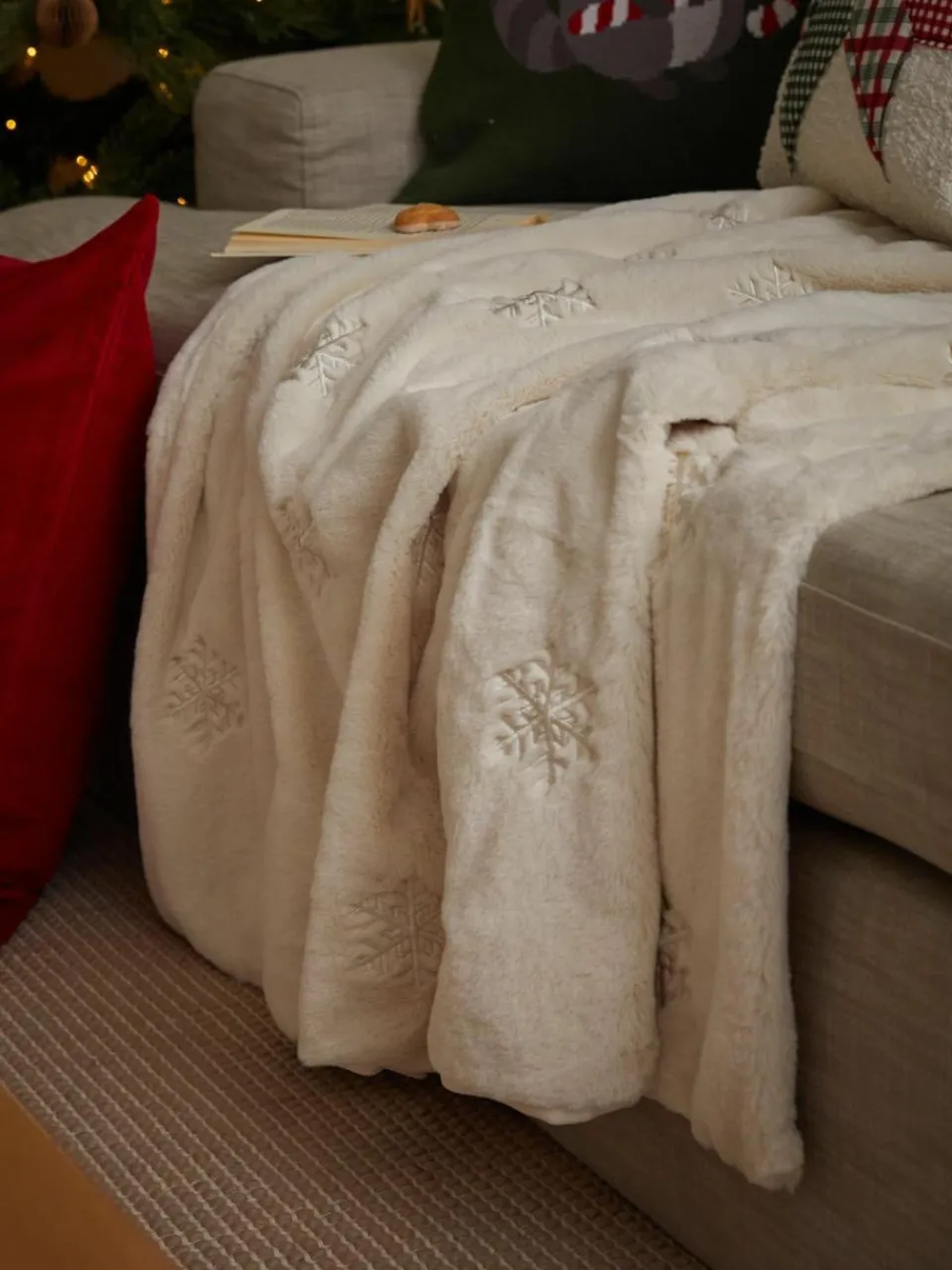 Westwing Collection Flauschige Kuscheldecke Nari mit winterlichem Motiv