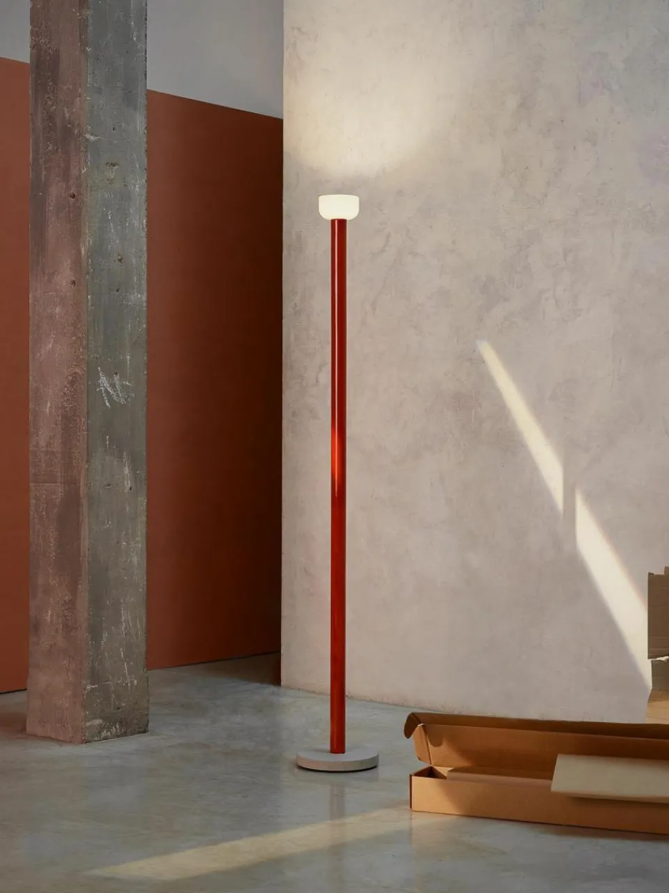 Flos Große dimmbare LED-Stehlampe Bellhop