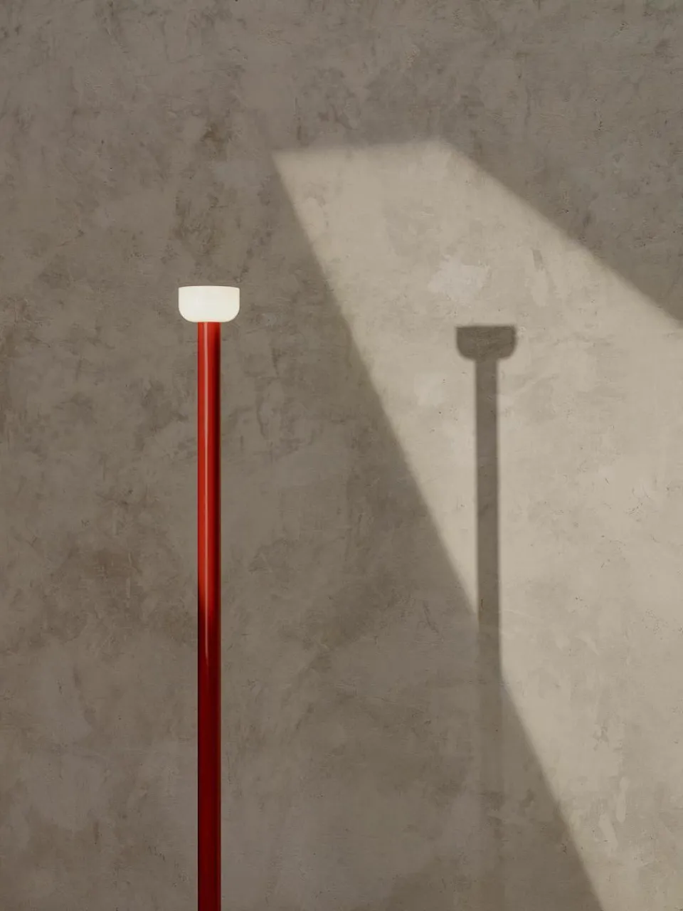 Flos Große dimmbare LED-Stehlampe Bellhop
