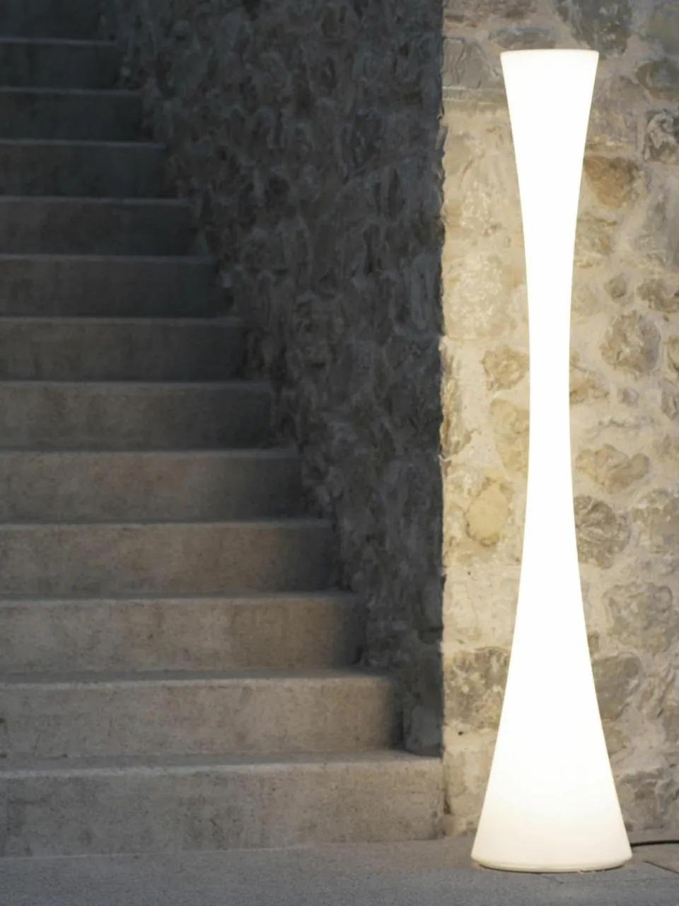 Martinelli Luce Große dimmbare Outdoor Stehlampe Biconica mit Fernbedienung