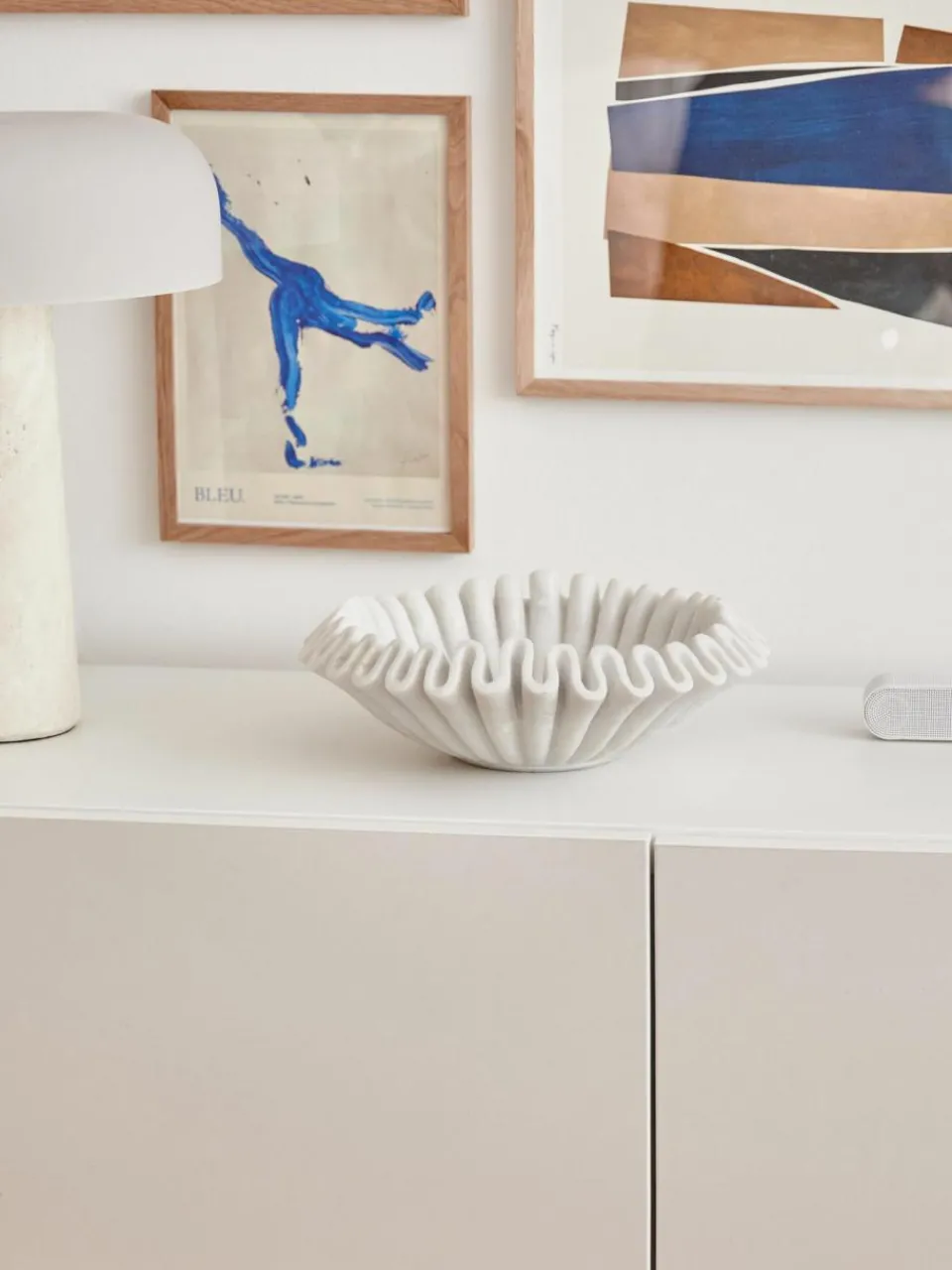 Westwing Collection Handgefertigte Deko-Schale Santorini aus Marmor, Ø 31 cm