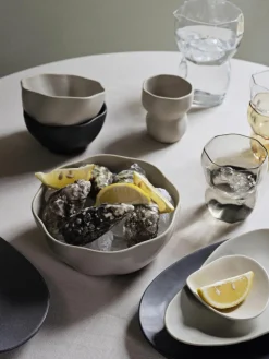 Broste Copenhagen Handgefertigte Salatschale Limfjord in organischer Form