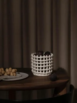 ferm LIVING Handgefertigter Aufbewahrungskorb Nalan aus Keramik, H 15 cm
