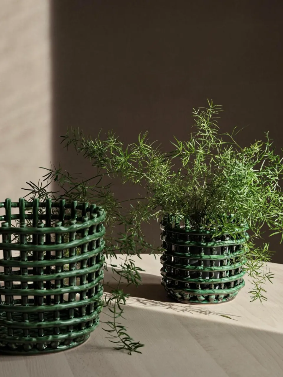 ferm LIVING Handgefertigter Aufbewahrungskorb Nalan aus Keramik, H 15 cm