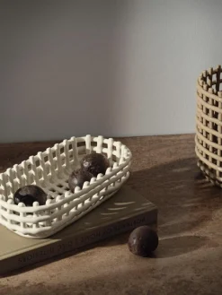 ferm LIVING Handgefertigter Aufbewahrungskorb Nalan aus Keramik