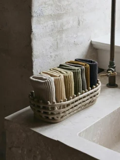 ferm LIVING Handgefertigter Aufbewahrungskorb Nalan aus Keramik