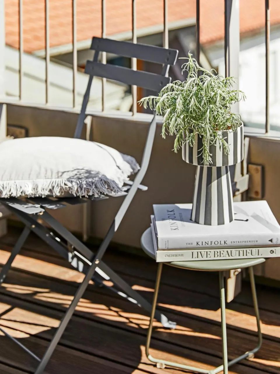 Oyoy Living Design Handgefertigter Übertopf Toppu aus Keramik, H 24 cm