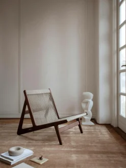 GUBI Handgefertigter Loungesessel MR01 Initial aus Walnussholz mit Sitzkissen