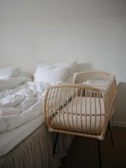 Kinder Bermbach Handgefertigtes Beistell-Babybett Martha aus Rattan, höhenverstellbar