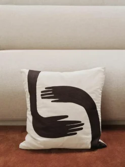 ferm LIVING Handgesticktes Kissen Pose aus Bio-Baumwolle