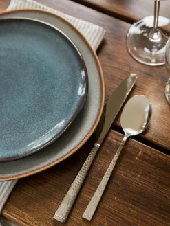 Villeroy & Boch Hochglanzpoliertes Besteck-Set Blacksmith mit gehämmerten Griffen, 6 Personen (30-tlg.)