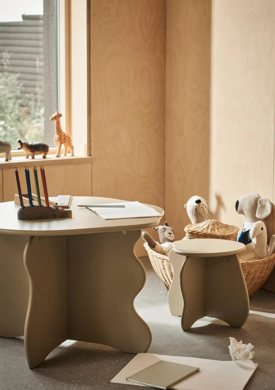 Kinder ferm LIVING Kids Holz-Kindertisch Slope in organischer Form