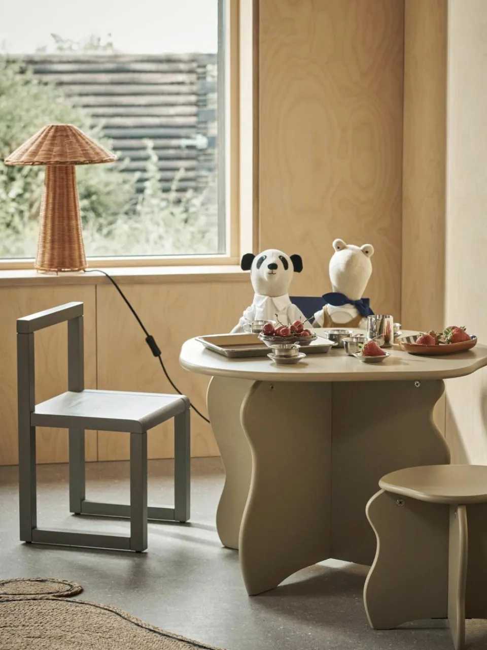 Kinder ferm LIVING Kids Holz-Kindertisch Slope in organischer Form