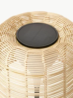 Westwing Collection In- & Outdoor Solar LED-Lampe Kyra mit Rattanschirm