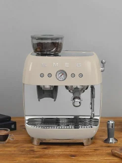 Smeg Kaffeemaschine 50's Style mit Siebträger