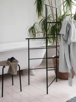 ferm LIVING Klappbarer Metall-Handtuchhalter Dora