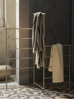ferm LIVING Klappbarer Metall-Handtuchhalter Dora