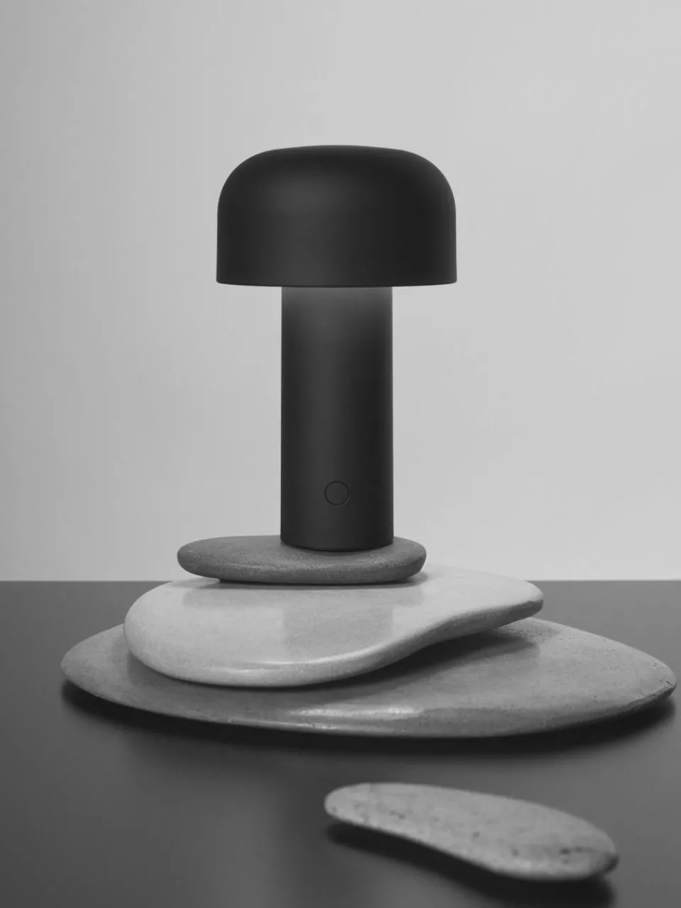Flos Kleine mobile LED-Tischlampe Bellhop, dimmbar