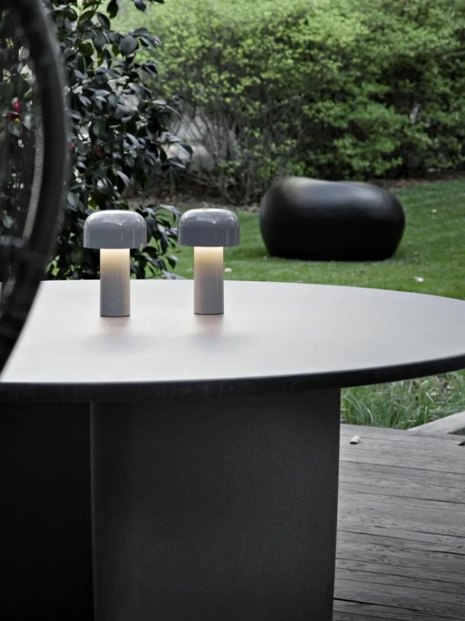 Flos Kleine mobile LED-Tischlampe Bellhop, dimmbar