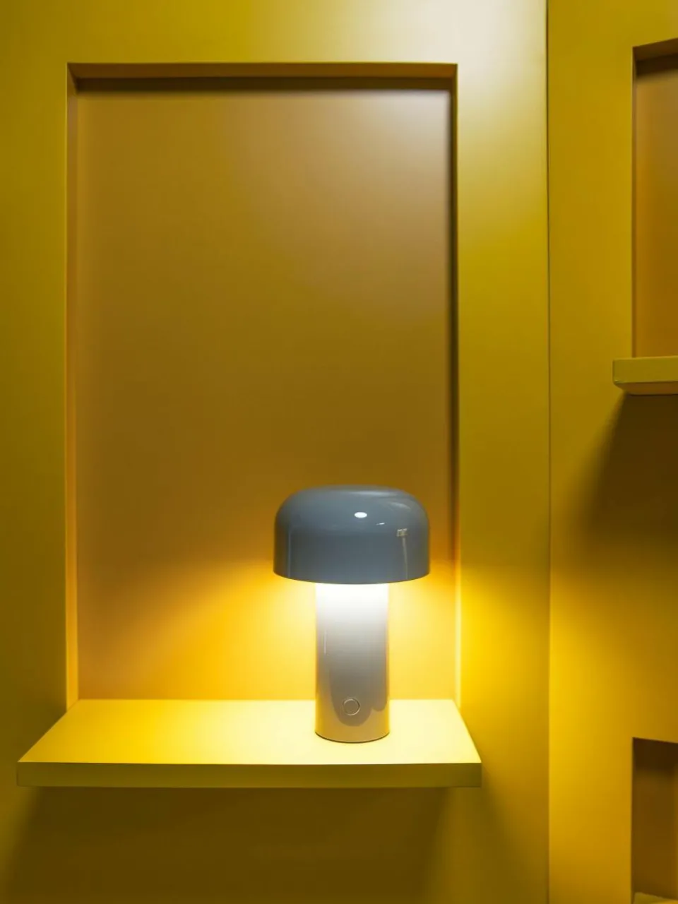 Flos Kleine mobile LED-Tischlampe Bellhop, dimmbar