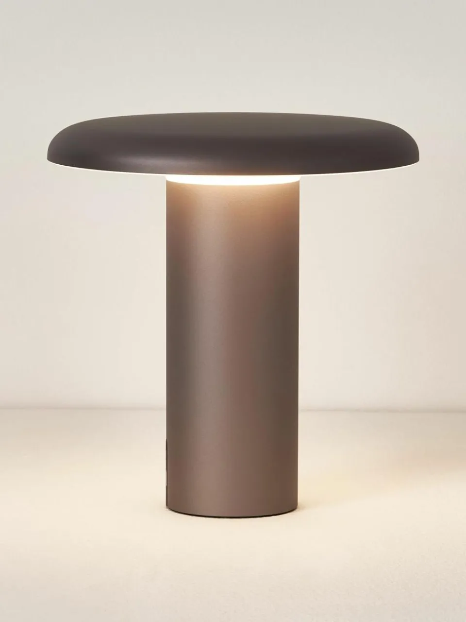 Artemide Kleine mobile LED-Tischlampe Takku, dimmbar