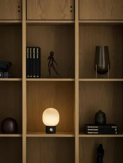 Audo Copenhagen Kleine mobile Tischlampe JWDA mit USB-Anschluss, dimmbar