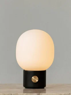 Audo Copenhagen Kleine mobile Tischlampe JWDA mit USB-Anschluss, dimmbar