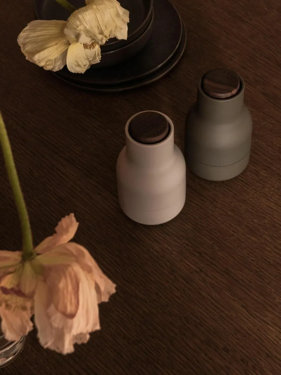 Audo Copenhagen Kleine Salz- & Pfeffermühle Bottle Grinder mit Walnussholzdeckel, 2er-Set
