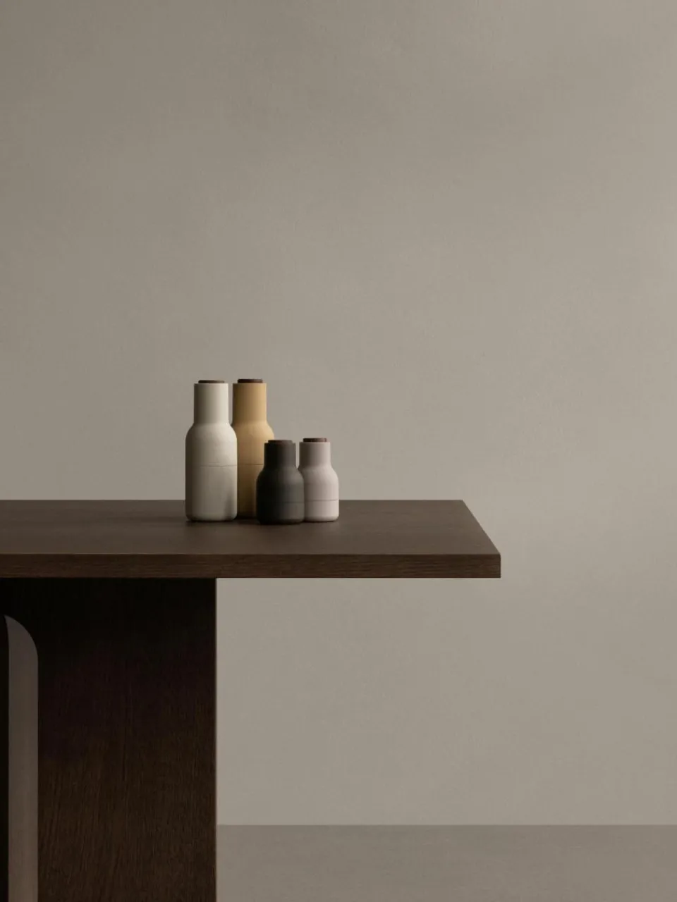 Audo Copenhagen Kleine Salz- & Pfeffermühle Bottle Grinder mit Walnussholzdeckel, 2er-Set