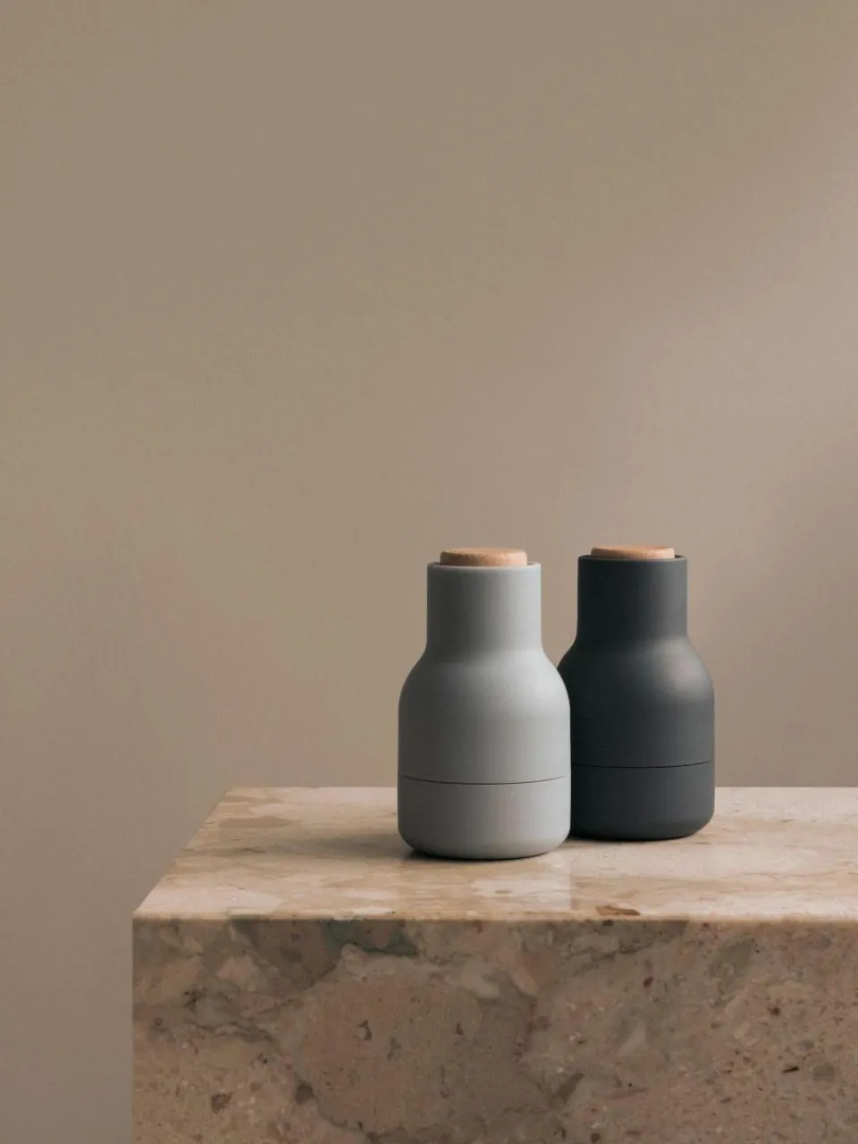Audo Copenhagen Kleine Salz- & Pfeffermühle Bottle Grinder mit Buchenholzdeckel, 2er-Set