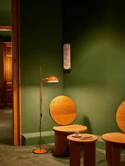 Marset Kleine Stehlampe Funiculí mit verstellbarem Lampenschirm