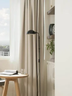Marset Kleine Stehlampe Funiculí mit verstellbarem Lampenschirm